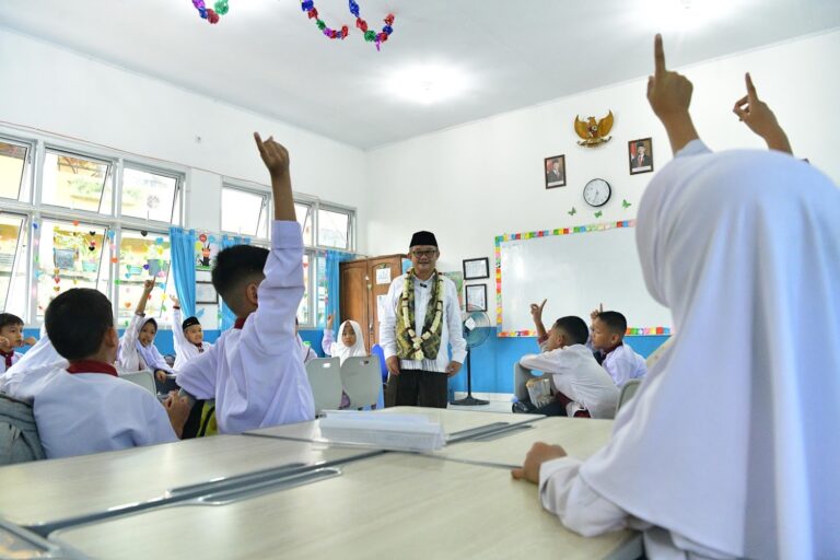 Mendikdasmen Meluncurkan Bulan Guru Nasional