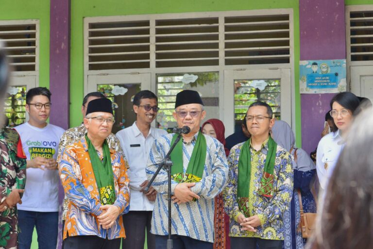 Mendikdasmen Tinjau Ujicoba Makan Bergizi Gratis di Sekolah Yogyakarta