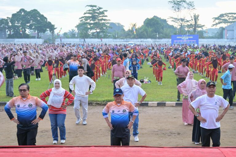 Mendikdasmen Ikuti Senam Anak Indonesia Hebat Bersama 7.000 Guru dan Murid di Lampung