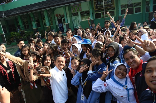 Peringati HAN 2025, Wamendikdasmen Fajar Ajak SMP Negeri 2 Kota Sukabumi Berpagi Ceria