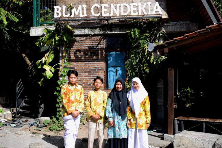 Melalui SE Pembatasan Gawai, Kemendikdasmen Hidupkan Kembali Ruang Interaksi di Sekolah